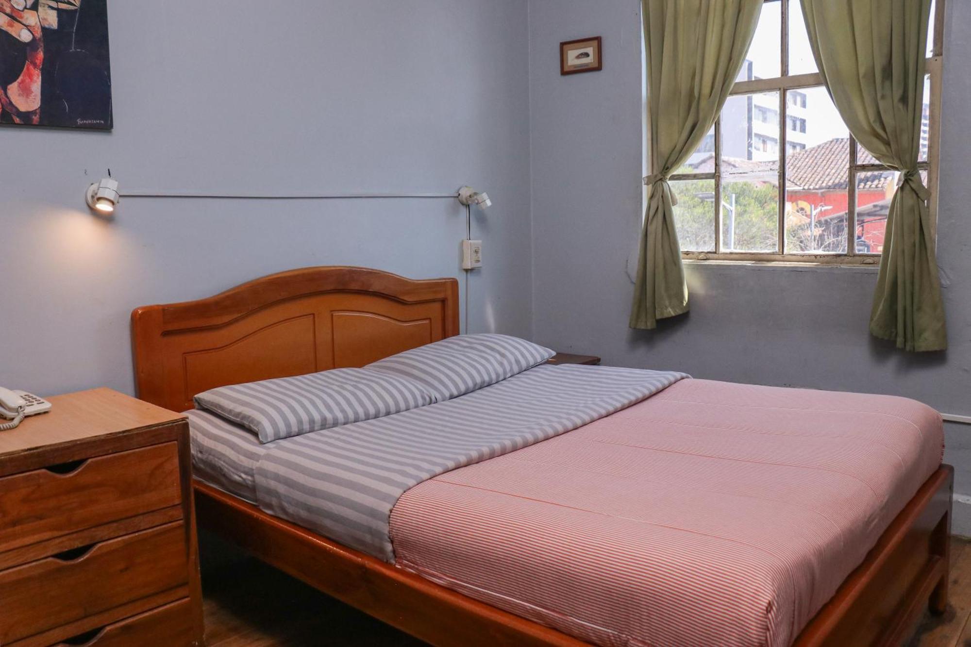 Blue House Youth Hostel Кито Экстерьер фото
