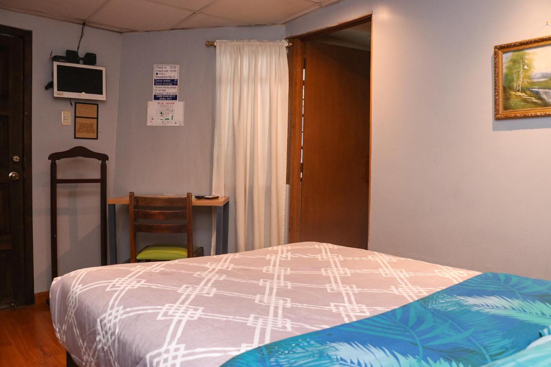Blue House Youth Hostel Кито Экстерьер фото